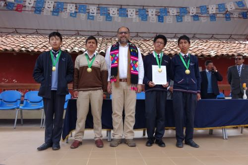 El ministro de Educación, Daniel Alfaro, felicitó públicamente a los estudiantes que triunfaron en Olimpiada de Matemáticas.