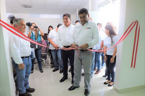 El director ejecutivo de OTASS, Oscar Pastor, inauguró el remodelado Centro de atención al usuario de la EPS Ilo S.A.