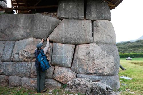 Separaciones entre rocas de muros incas por terremoto también se observa en Parque Arqueológico Sacsayhuamán.