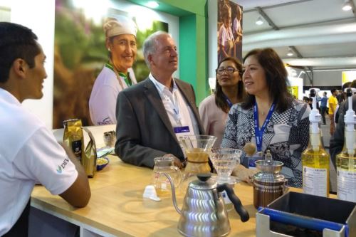 El gobernador regional de Ica, Fernando Cillóniz,visitó el stand de Devida, en el que se distribuye café de tres productores del programa de desarrollo alternativo.