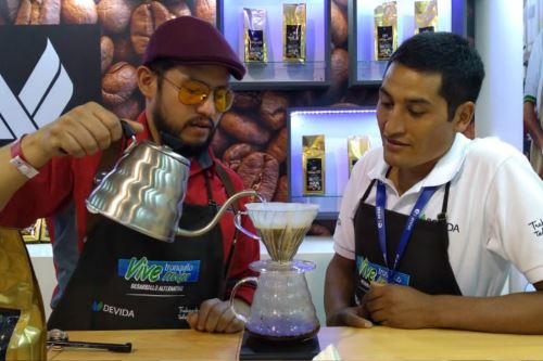 Experimentados baristas, acompañados de los agricultores para explicar el proceso del cultivo de café, distribuyen gratis más de 500 tazas de café.