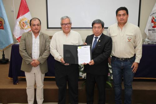 El jefe del Sernanp, Pedro Gamboa, y el rector de la Unica, Anselmo Magallanes, suscribieron convenio de cooperación.