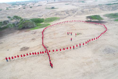 Un gran lazo rojo, símbolo internacional ideado para mostrar el apoyo en la lucha contra el sida se formó en el Complejo Arqueológico Chan Chan.