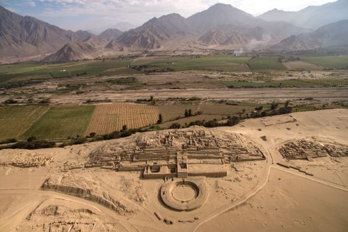La Ciudad Sagrada de Caral, ubicada en el valle de Supe, exhibe construcciones piramidales antisísmicas, edificadas hace 5,000 años.