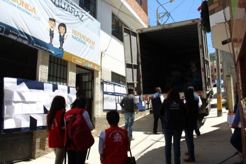 Policía Nacional custodió traslado del material electoral desde la oficina de la ONPE.