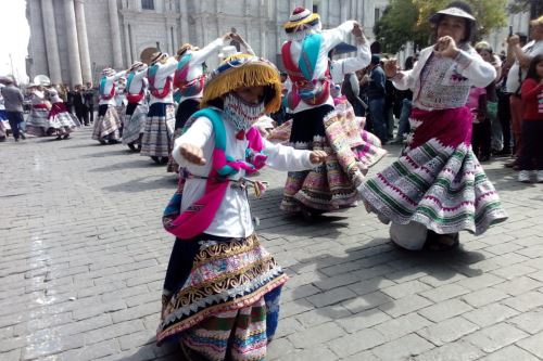 Danzarines de wititi armaron la fiesta en la plaza de armas de la ciudad de Arequipa.