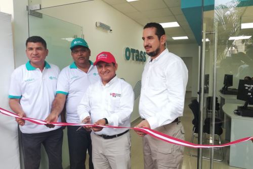 El viceministro Tarazona y el titular del OTASS inauguraron el remodelado centro de atención al cliente del OTASS y Agua Tumbes, ubicado frente a la plaza de armas.
