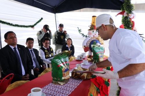 Autoridades del Inpe e invitados degustaron el panetón Mistitón elaborado por internos del penal de Socabaya.