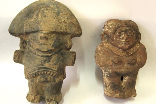 En las tumbas del complejo arqueológico El Chorro, en Chiclayo, se encontraron idolillos y objetos de metal.