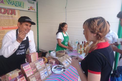 Agricultores del Vraem muestras sus mejores productos en feria que se desarrolla en Ayacucho.
