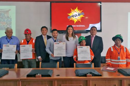Mineros de Condesuyos, Caravelí y Castilla recibieron sus certificados.