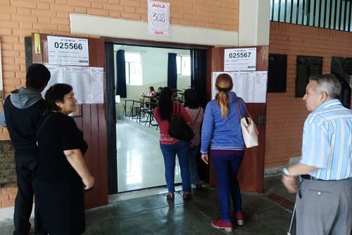 Población de La Libertad acude desde tempranas horas a sus locales de votación.