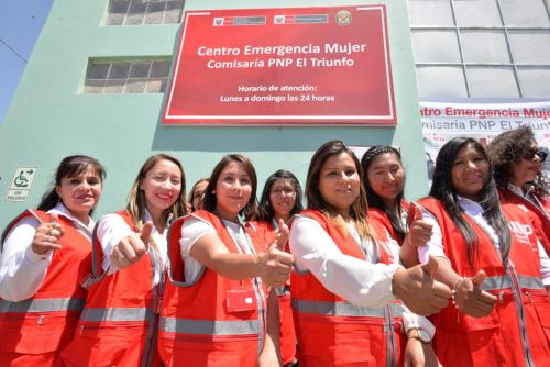 Equipo del Centro Emergencia Mujer (CEM) en la comisaría El Triunfo, en el distrito arequipeño de La Joya.