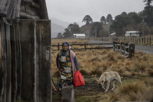 Indígena mapuche en casa tradicional