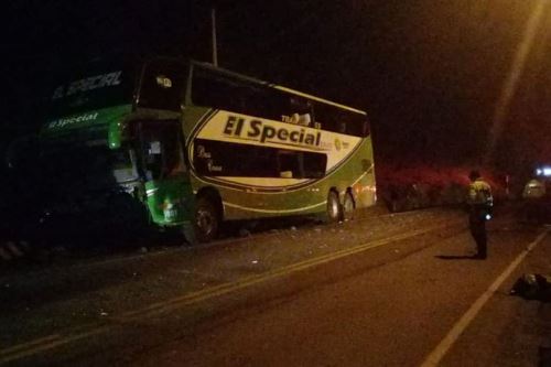 Ómnibus interprovincial de la empresa de transportes El Especial fue uno de los protagonistas de accidente.