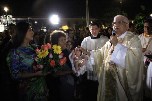 Monseñor Miguel Cabrejos inauguró anoche Festival de Luces y Colores en Trujillo.