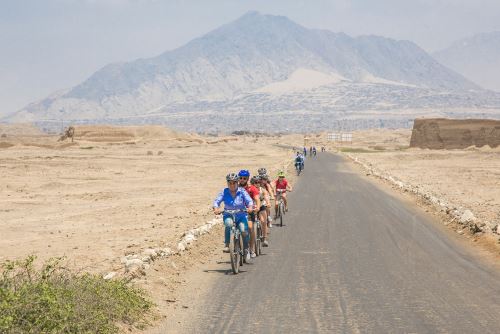 la ruta en bicicleta parte en el Museo de Sitio Chan Chan, pasa por huaca Toledo y llega hasta el palacio Nik An.