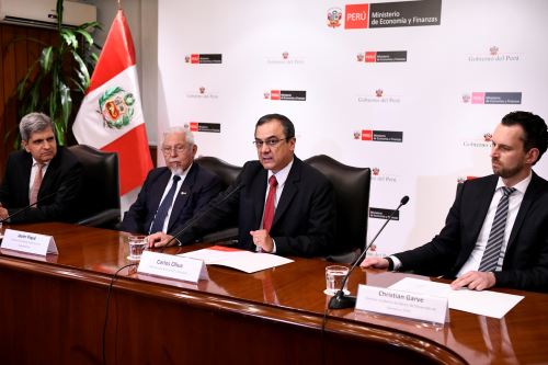 Ministro de Economía y Finanzas, Carlos Oliva, firmó el convenio en nombre del Gobierno.