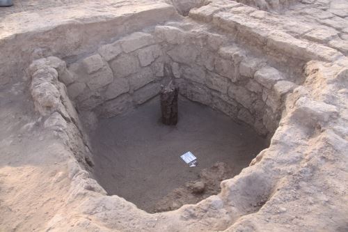 Cista o enterramiento de estilo Wari hallado en la huaca Santa Rosa, en el distrito de Pucalá.