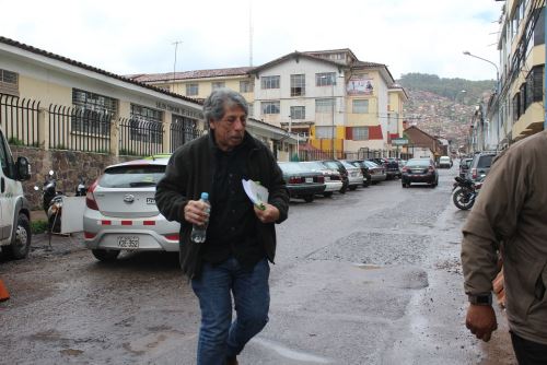 Carlos López Valpeoz, padre de la turista invidente desaparecida en Cusco, participa en las labores de búsqueda.