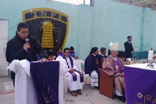 Cardenal Pedro Barreto transmitió mensaje de esperanza a internos del penal de La Oroya.