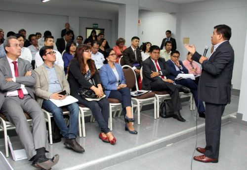 El director ejecutivo del programa Pensión 65, Julio Mendigure, participó en la reunión informativa de los programas sociales con los alcaldes electos de la región Cusco.