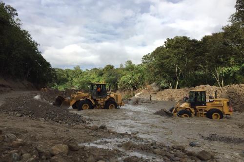 Maquinaria pesada trabaja en la zona afectada por huaico en el distrito de Huayopata, provincia cusqueña de La Convención.