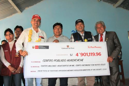 En representación del MTC, el viceministro Estremadoyro entregó al presidente de la comunidad de Huasacache un cheque por 4’901.119,96 soles.
