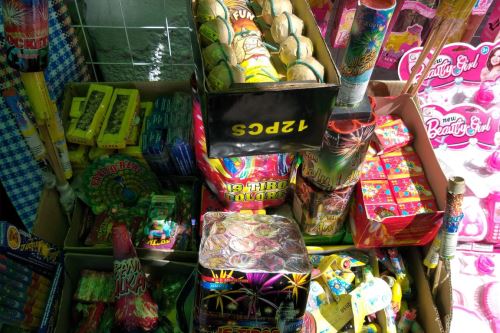 Sin importar la peligrosidad, inescrupulosos comerciantes ofrecen productos pirotécnicos en las calles de Chimbote.