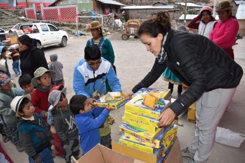 Niños de las zonas altas de Arequipa reciben regalos con motivo de Navidad.