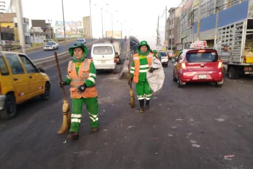 Desde la madrugada personal de limpieza se traslada por diversas calles de Arequipa.