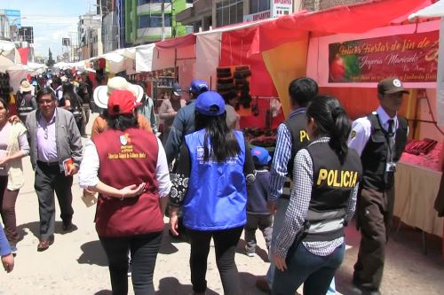 Autoridades inspeccionaron ferias navideñas y en las inmediaciones de mercados de Huancayo, Chupaca, Jauja y Tarma, para detectar venta de productos pirotécnicos.