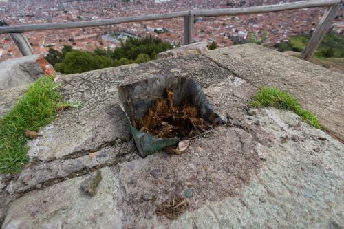 La antigua Santísima Cruz del Parque Arqueológico Sacsayhuamán es venerada por los cusqueños durante el tradicional Cruz Velacuy.