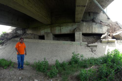 Especialistas de Defensa Civil inspeccionaron estructura del puente Chamán, en Chepén.