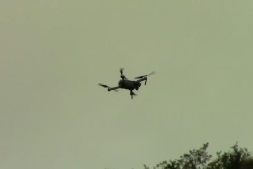 En las labores de búsqueda se emplean drones y equipos tecnológicos de última generación.