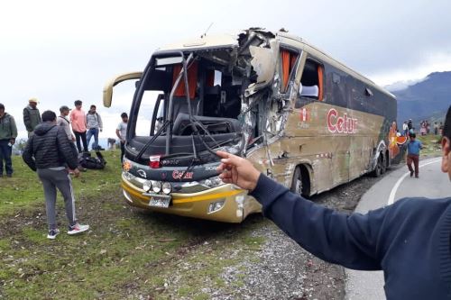 Buses interprovinciales chocaron frontalmente en la carretera Cusco-Lima.