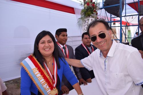 La alcaldesa Rosario Ramírez recibió el respaldo del presidente de la Cámara de Turismo y Comercio Exterior de Paracas, Eduardo Jáuregui.