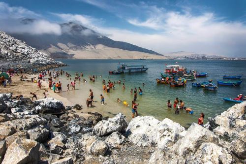 Gran demanda tuvieron tours en bote que se ofrecen hacia la isla Blanca de Chimbote, en donde los turistas pueden disfrutar de la playa La Conchuelas.