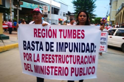 Ciudadanos recorrieron diversas arterias de la ciudad fronteriza y se congregaron en la plaza principal de Tumbes.