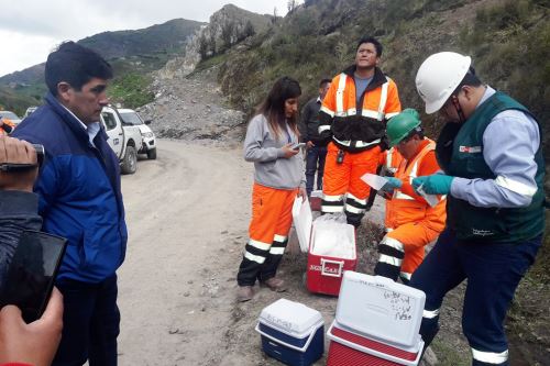 Equipo de la ANA recogió muestras de suelo y agua en la zona afectada por relave minero en Hualgayoc.