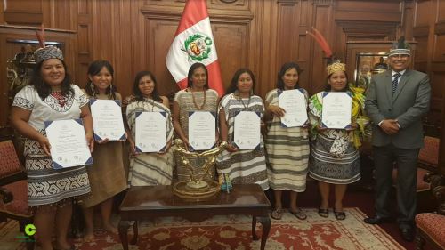 Mujeres artesanas del Bajo Urubamba fueron reconocidas por su aporte a la identidad cultural.