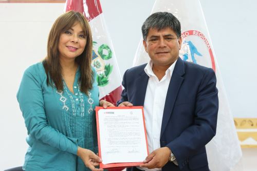 La ministra de Desarrollo e Inclusión Social, Liliana La Rosa, suscribió un convenio con el gobernador regional de Ayacucho, Carlos Rúa.