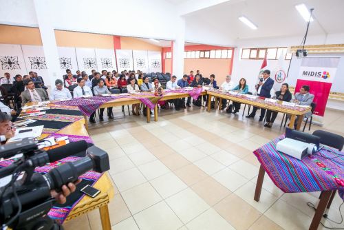 La ministra La Rosa y autoridades de Ayacucho se comprometieron a trabajar estrategias en la lucha activa contra la anemia y la desnutrición crónica infantil.