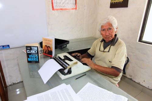 Reynaldo Pablo Salcedo Cano repara y pinta el calzado de las personas de la Casa de Reposo María Madre del Amor Hermoso.