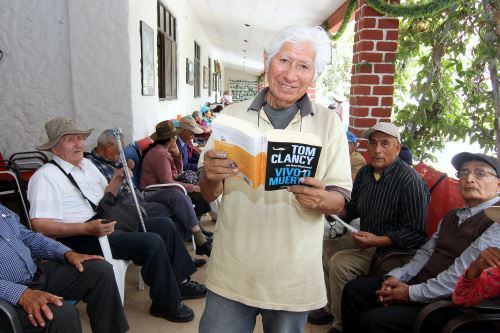 Reynaldo Pablo Salcedo Cano se aparta del mundo real para 'devorar' los libros de la biblioteca.