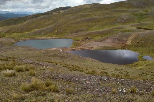 Las qochas o reservorios naturales permiten la siembra y cosecha del recurso hídrico por medio del almacenamiento de agua de lluvia.