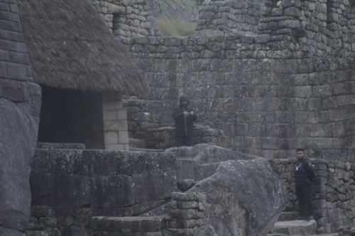 De Niro recorre a paso ligero la ciudadela inca de Machu Picchu.