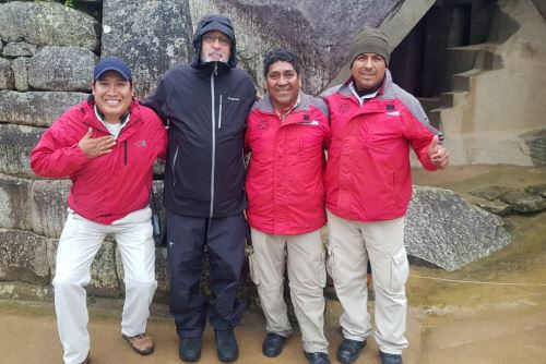 Robert de Niro no dudó en hacer un alto en su recorrido para tomarse fotografías con los trabajadores de la Dirección Desconcentrada de Cultura del Cusco.