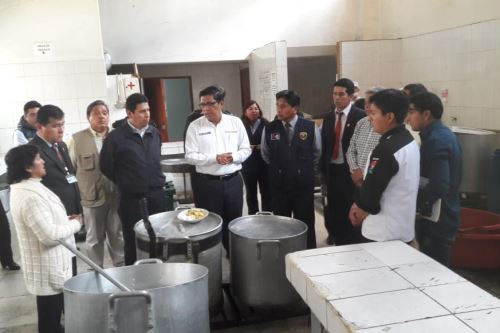 El ministro Zeballos visitó la cocina del establecimiento penal de Huaraz.