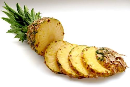 Con la corona de la piña se pueden elaborar también productos biodegradables.